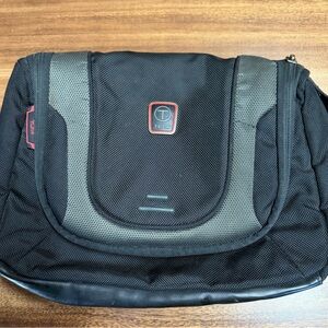 Tumi Black Nylon Travel Toiletry Bag Organizer Hanging Hook Storage